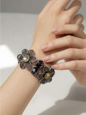 Ornate Silver Tone
Floral Bracelet
Vintage Aesthetic 7"